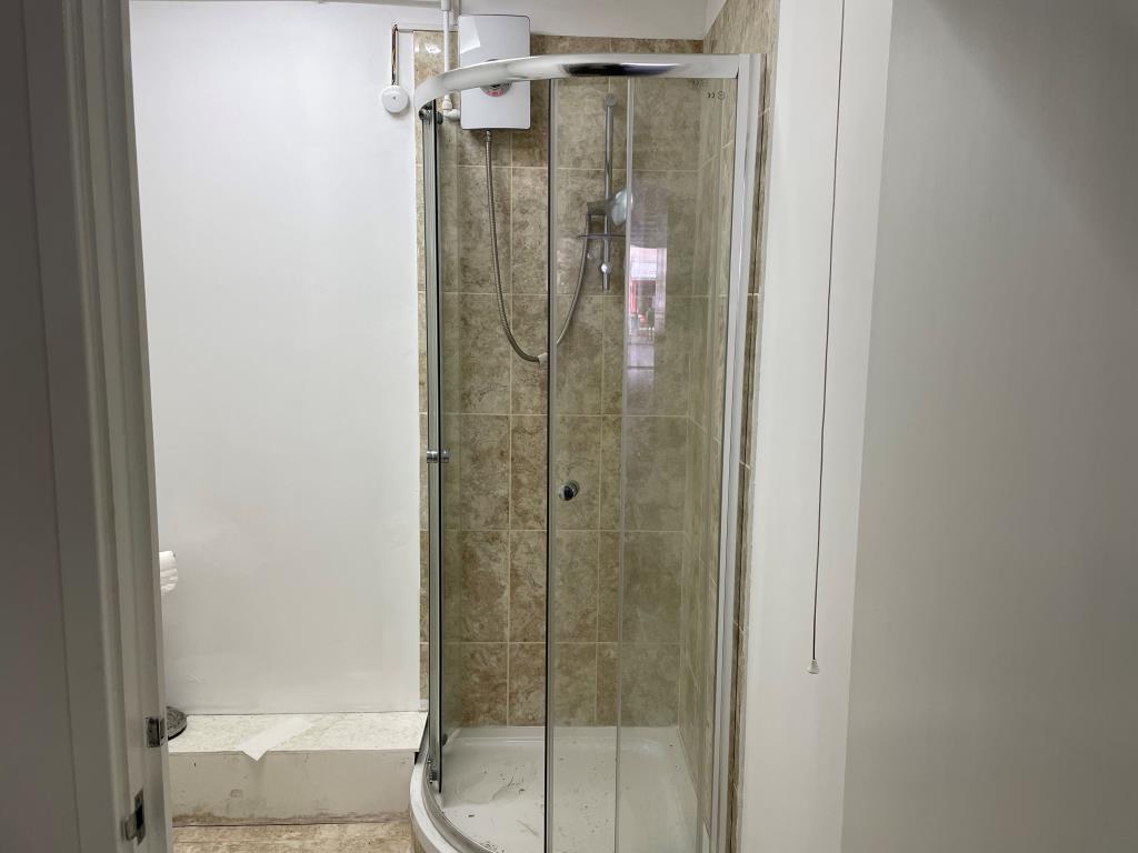 Lot: 105 - MIXED-USE PART POSSESSION PROPERTY IN BUSY THOROUGHFARE - Shower room wit fitted unit